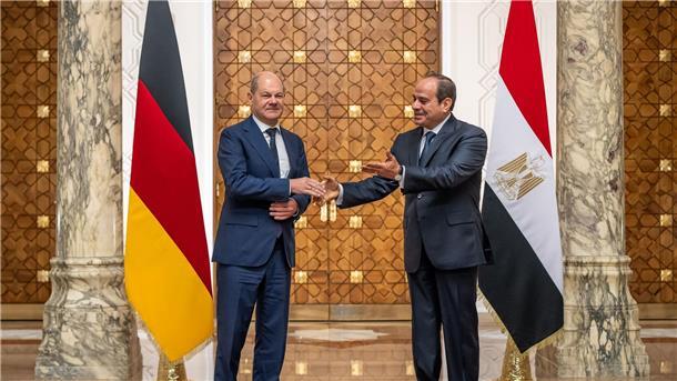 Wut in Nahost über Explosion bei Gaza-Klinik Bundeskanzler Olaf Scholz trifft Ägyptens Staatschef Abdel Fattah al-Sisi (r) in Kairo.