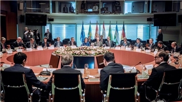 Bundeskanzler Olaf Scholz und Außenministerin Annalena Baerbock (beide hinten) empfangen die Staatschefs aus Kasachstan, Kirgistan, Tadschikistan, Turkmenistan und Usbekistan zum Zentralasien-Gipfel im Kanzleramt.
