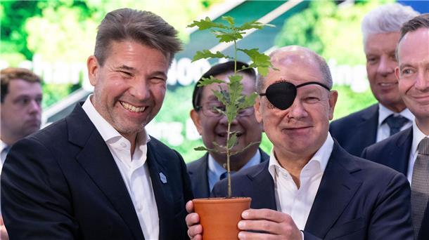 Bundeskanzler Olaf Scholz und CATL-Chef Mathias Hüttenrauch auf der IAA in München.