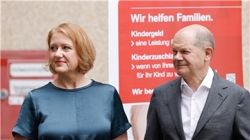 Bundeskanzler Olaf Scholz und Familienministerin Lisa Paus besuchen die Familienkasse Berlin-Brandenburg.