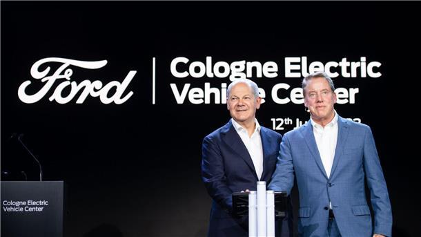 Auf in die Elektrozukunft: Ford eröffnet Werk in Köln Bundeskanzler Olaf Scholz und Verwaltungsratschef William Clay Ford Jr. (r) bei der Eröffnungsfeier in Köln.