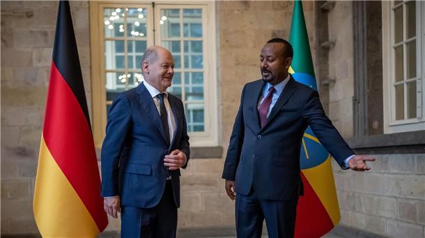 Scholz will Afrikanische Union in G20 aufnehmen Bundeskanzler Olaf Scholz wird von dem äthiopischen Ministerpräsidenten Abiy Ahmed begrüßt.