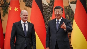 Bundeskanzler Olaf Scholz zusammen mit Chinas Präsident Xi Jinping in der Großen Halle des Volkes in Peking. (Archiv)