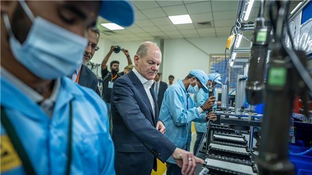 Bundeskanzler Scholz besichtigt das Unternehmen Sun Mobility im indischen Silicon Valley Bengaluru.