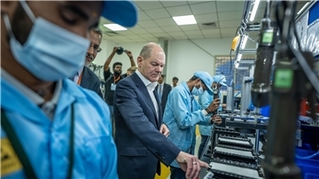Bundeskanzler Scholz besichtigt das Unternehmen Sun Mobility im indischen Silicon Valley Bengaluru.