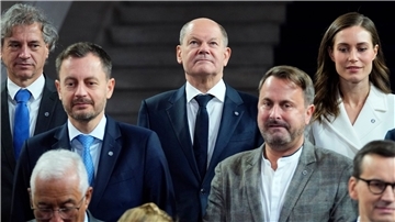 Bundeskanzler Scholz inmitten der EU-Staats- und Regierungschefs in Prag.