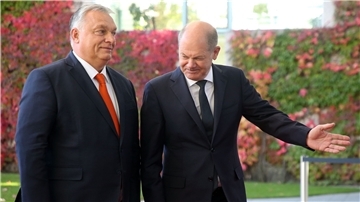 Bundeskanzler Scholz (r) empfängt Viktor Orban im Bundeskanzleramt.