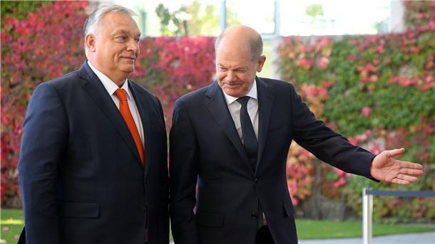 Bundeskanzler Scholz (r) empfängt Viktor Orban im Bundeskanzleramt.