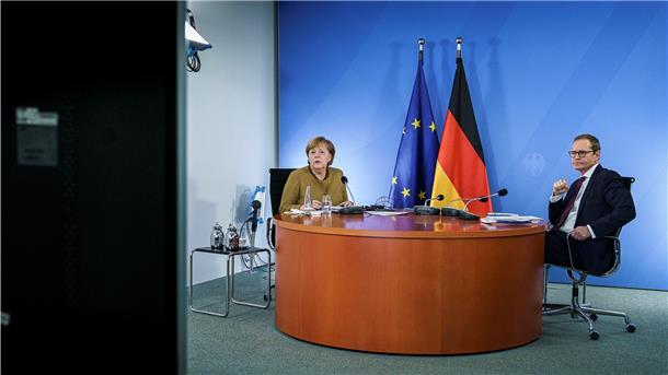 Bundeskanzlerin Angela Merkel (CDU) nimmt neben Michael Müller (SPD), Regierender Bürgermeister von Berlin, an Beratungen von Bund und Ländern über weitere Corona-Maßnahmen teil.