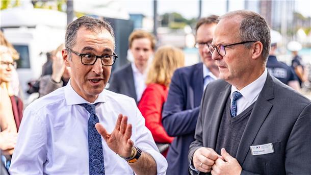 Bundeslandwirtschaftsminister Cem Özdemir (Bündnis90/Die Grünen, l) im Gespräch mit seinem schleswig-holsteinischen Kollegen Werner Schwarz (CDU).