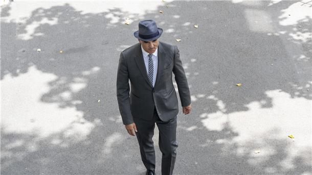 Bundespräsident Alain Berset auf dem Weg zur Konferenz, bei der er seinen Rücktritt erklärt.