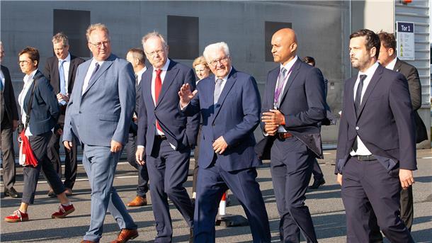 Bundespräsident Frank-Walter Steinmeier (3.v.l.) auf dem Weg zur Werksbesichtigung bei Siemens Gamesa in Cuxhaven. Begleitet wird er auf seiner Tour von Niedersachsens Ministerpräsident Stephan Weil (2.v.l.).