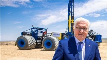Bundespräsident Frank-Walter Steinmeier besucht das Wasserstoffprojekt „Hyrasia One“ in Kasachstan.