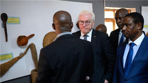 Deutsche Kolonialverbrechen: Steinmeier bittet um Verzeihung Bundespräsident Frank-Walter Steinmeier besucht das Maji-Maji Museum im Memorial Park von Songea.