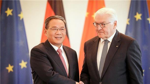 Bundespräsident Frank-Walter Steinmeier empfängt den chinesischen Ministerpräidenten Li Qiang im Schloss Bellevue.