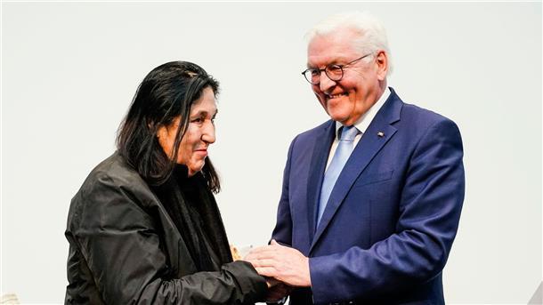 Emine Sevgi Özdamar mit Schillerpreis ausgezeichnet Bundespräsident Frank-Walter Steinmeier gratuliert Emine Sevgi Özdamar, der diesjährigen Preisträgerin des Schillerpreises der Stadt Mannheim.