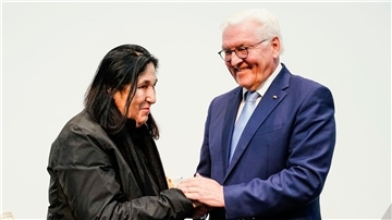 Bundespräsident Frank-Walter Steinmeier gratuliert Emine Sevgi Özdamar, der diesjährigen Preisträgerin des Schillerpreises der Stadt Mannheim.