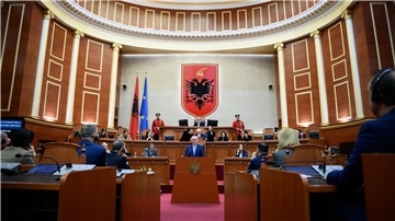 Bundespräsident Frank-Walter Steinmeier hält vor den Abgeordneten im Parlament von Albanien ein Rede.