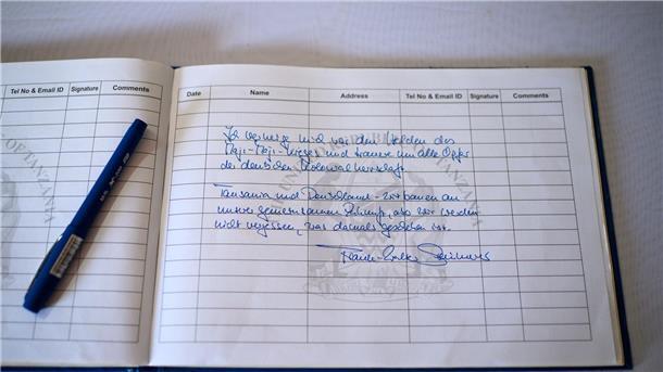 Deutsche Kolonialverbrechen: Steinmeier bittet um Verzeihung Bundespräsident Frank-Walter Steinmeier hat sich im Maji-Maji-Museum mit diesen Worten ins Gästebuch eingetragen: „Ich verneige mich vor den Helden des Maji-Maji-Krieges und trauere um alle Opfer der deutschen Kolonialherrschaft. ...“