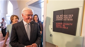 Bundespräsident Frank-Walter Steinmeier in der neuen Ausstellung „Der Wille zu Freiheit und Demokratie. Der Verfassungskonvent von Herrenchiemsee 1948“ im Alten Schloss im bayerischen Herrenchiemsee.
