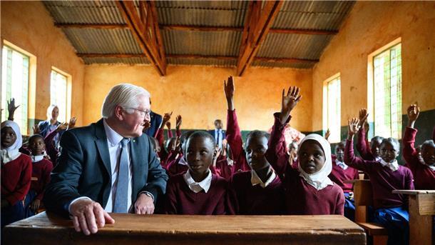 Deutsche Kolonialverbrechen: Steinmeier bittet um Verzeihung Bundespräsident Frank-Walter Steinmeier in einer Klasse der Maji-Maji Grundschule in Songea.
