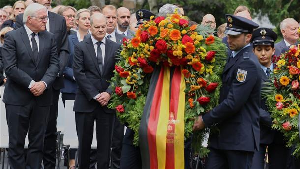 Kanzler: 17. Juni stolzes Ereignis der Freiheitsgeschichte Bundespräsident Frank-Walter Steinmeier (l.) und Bundeskanzler Olaf Scholz (2.v.l) bei der zentralen Gedenkfeier für die Opfer des Volksaufstands vom 17. Juni 1953.
