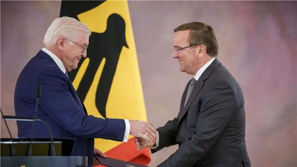 Pistorius: „Deutschland ist nicht Kriegspartei“ Bundespräsident Frank-Walter Steinmeier (l.) und Boris Pistorius im Schloss Bellevue in Berlin.