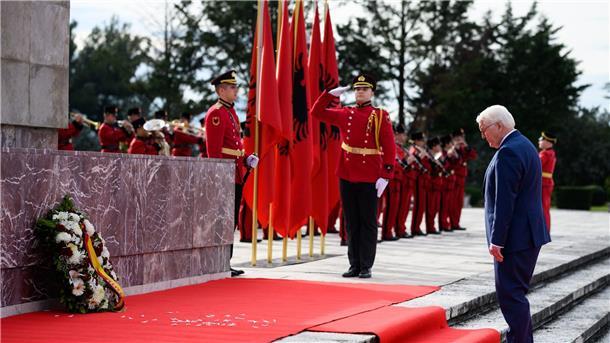 Bundespräsident Frank-Walter Steinmeier legt auf dem Heldenfriedhof am Denkmal Mutter Albania einen Kranz nieder.