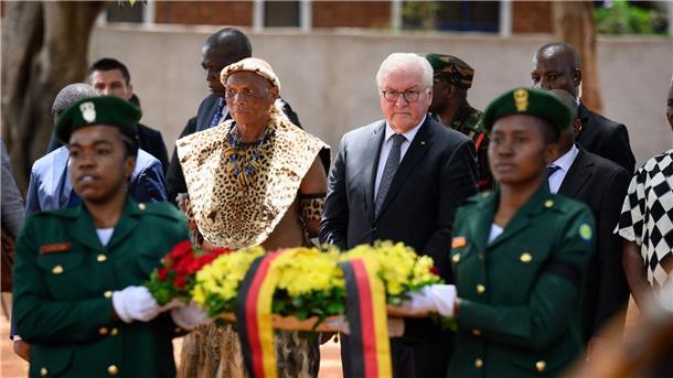 Deutsche Kolonialverbrechen: Steinmeier bittet um Verzeihung Bundespräsident Frank-Walter Steinmeier legt zusammen mit Nachfahren der Helden des Maji-Maji-Krieges am Denkmal im Memorial Park von Songea einen Kranz nieder.