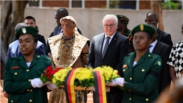 Bundespräsident Frank-Walter Steinmeier legt zusammen mit Nachfahren der Helden des Maji-Maji-Krieges am Denkmal im Memorial Park von Songea einen Kranz nieder.