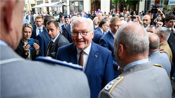 Steinmeier „bewundert“ Entwicklung Rumäniens Bundespräsident Frank-Walter Steinmeier (M.) trifft in Hermannstadt Soldatinnen und Soldaten der Bundeswehr, die im Multinationalen Korps Süd-Ost der Nato im Einsatz sind.