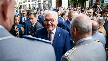 Bundespräsident Frank-Walter Steinmeier (M.) trifft in Hermannstadt Soldatinnen und Soldaten der Bundeswehr, die im Multinationalen Korps Süd-Ost der Nato im Einsatz sind.