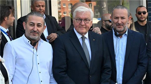 Steinmeier besucht Kölner Keupstraße 20 Jahre nach Anschlag Bundespräsident Frank-Walter Steinmeier (M) zusammen mit Hasan Yildirim (l) und Özcan Yildirim vor ihrem Friseurgeschäft. Am 9. Juni 2024 hatten die NSU-Terroristen Mundlos und Böhnhardt in der Kölner Keupstraße vor dem Friseurgeschäft eine Nagelbombe gezündet.