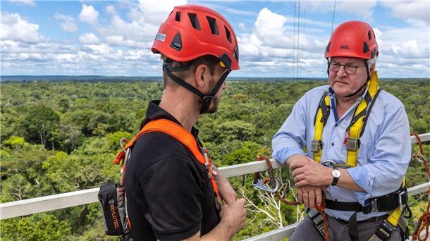 Bundespräsident Frank-Walter Steinmeier mit Stefan Wolff, Repräsentant des ATTO-Projekts vom Max-Planck-Institut, auf einer Plattform des Amazon Tall Tower Observatory (ATTO).