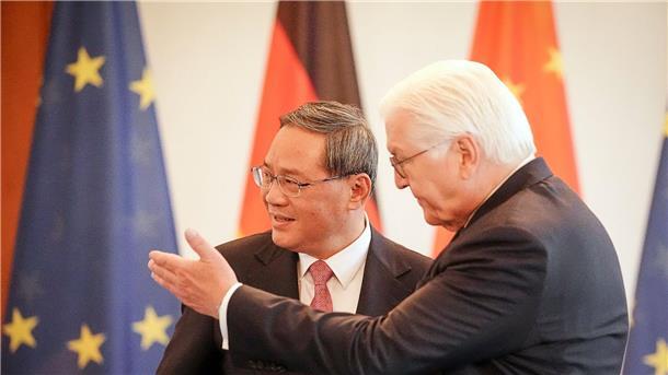 China will „Tradition der Freundschaft“ hochhalten Bundespräsident Frank-Walter Steinmeier (r) empfängt den chinesischen Ministerpräsidenten Li Qiang im Schloss Bellevue.