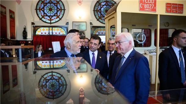 Steinmeier lobt Aufbauleistung der Türken in Deutschland Bundespräsident Frank-Walter Steinmeier (r.) wird zusammen mit Ekrem Imamoglu (M.) vom Historiker Ilber Ortayli (l.) durch das Museum im Bahnhof Istanbul Sirkeci geführt.