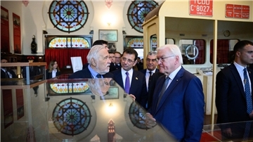 Bundespräsident Frank-Walter Steinmeier (r.) wird zusammen mit Ekrem Imamoglu (M.) vom Historiker Ilber Ortayli (l.) durch das Museum im Bahnhof Istanbul Sirkeci geführt.