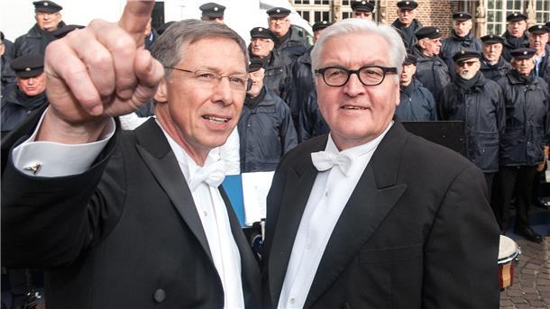 Bundespräsident neben der Fahne