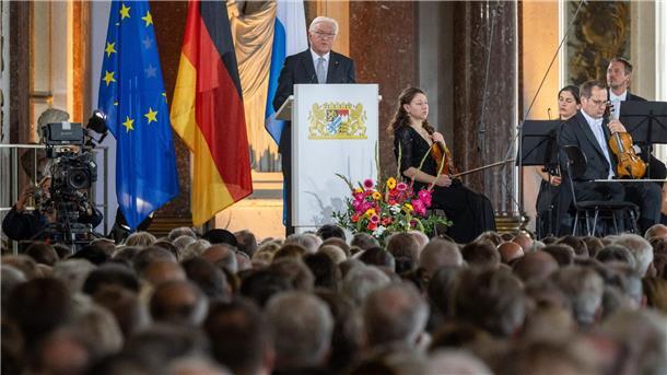 Verfassungskonvent-Geburtstagsfeier im Schatten der AfD Bundespräsident Frank-Walter Steinmeier spricht beim Festakt zum 75. Jahrestag des Verfassungskonvent im Spiegelsaal des Neuen Schlosses auf der Insel Herrenchiemsee.