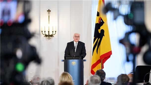 Steinmeier: 9. November erinnert für immer an den Holocaust Bundespräsident Frank-Walter Steinmeier spricht zur Eröffnung der Tagung „Wie erinnern wir den 9. November? Ein Tag zwischen Pogrom und demokratischen Aufbrüchen“ im Schloss Bellevue.