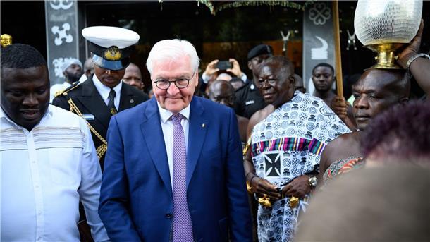 Bundespräsident Frank-Walter Steinmeier stellt sich in Ghana ausdrücklich hinter Außenminister Johann Wadephul (CDU).