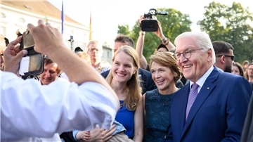 Bundespräsident Frank-Walter Steinmeier und seine Frau Elke Büdenbender lassen sich beim Bürgerfest mit Gästen fotografieren.