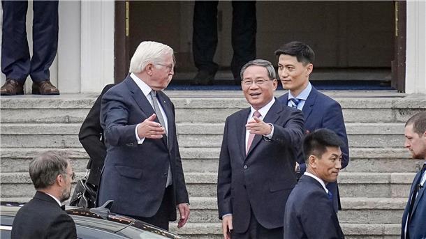 China will „Tradition der Freundschaft“ hochhalten Bundespräsident Frank-Walter Steinmeier verabschiedet den chinesischen Ministerpräsidenten Li Qiang vor dem Schloss Bellevue.