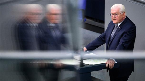 Steinmeier fordert Wertschätzung für Demokratie Bundespräsident Frank-Walter Steinmeier während seiner Rede bei der Gedenkstunde zum 70. Jahrestag des Volksaufstandes in der DDR im Deutschen Bundestag.