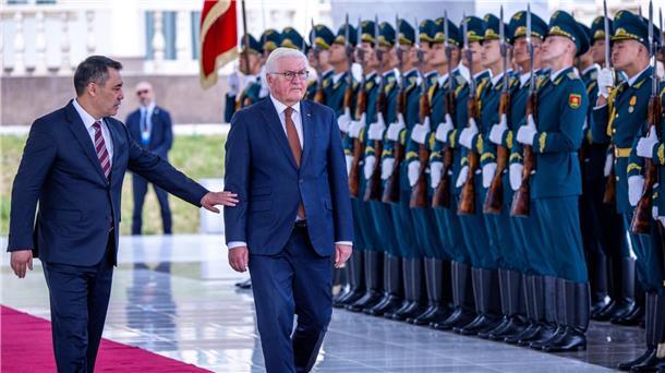 Deutschland und Kirgistan wollen Beziehungen vertiefen Bundespräsident Frank-Walter Steinmeier wird in Bischkek von seinem kirgisischen Amtskollegen Sadyr Schaparow (l) empfangen.
