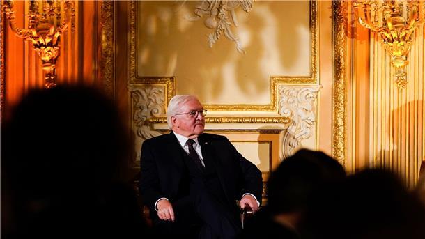 Bundespräsident Steinmeier mit Kissinger-Preis geehrt Bundespräsident Frank-Walter Steinmeier wird mit dem Henry-Kissinger-Preis 2022 ausgezeichnet. Steinmeier lauscht der Rede der ehemaligen US-Außenministerin Condoleezza Rice bei dem Empfang der Berliner American Academy in New York.