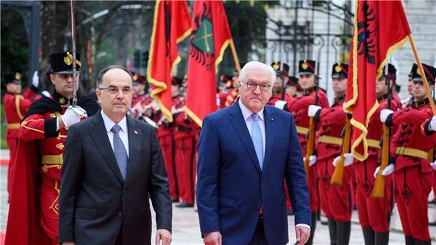 Bundespräsident Frank-Walter Steinmeier wird von Staatspräsident Bajram Begaj mit militärischen Ehren begrüßt.