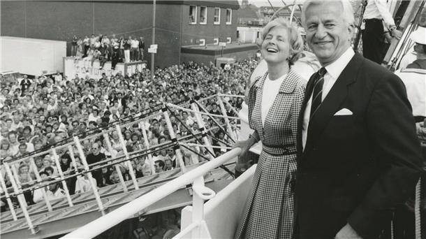 Bundespräsident Richard von Weizsäcker und Ehefrau Marianne atehen auf einem Schiff und zeigen sich den Besuchern der Sail 1986