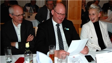 Bundestagsabgeordnete Silvia Breher gut gelaunt mit Dr. Marco Mohrmann (Mitte) und Ex-Landrat Hermann Luttmann.