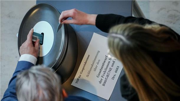 Bundestag beschließt Energiepreisbremsen Bundestagsabgeordnete stimmen über die Energiepreisbremse ab: Die Preisbremsen sollen vorerst für 2023 wirken und ab März greifen.